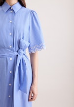 Hemdblusenkleid mit Stickerei und Taillengürtel in Mittelblau |  Seidensticker Onlineshop