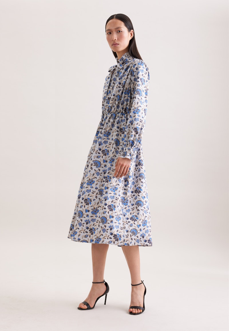 Satiniertes Kleid mit Rüschendetails und Bindeband