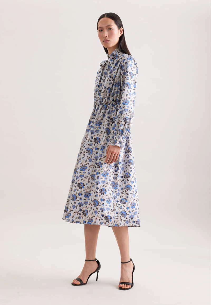 Satiniertes Kleid mit Rüschendetails und Bindeband