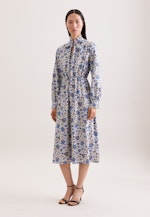 Satiniertes Kleid mit Rüschendetails und Bindeband in Weiß |  Seidensticker Onlineshop