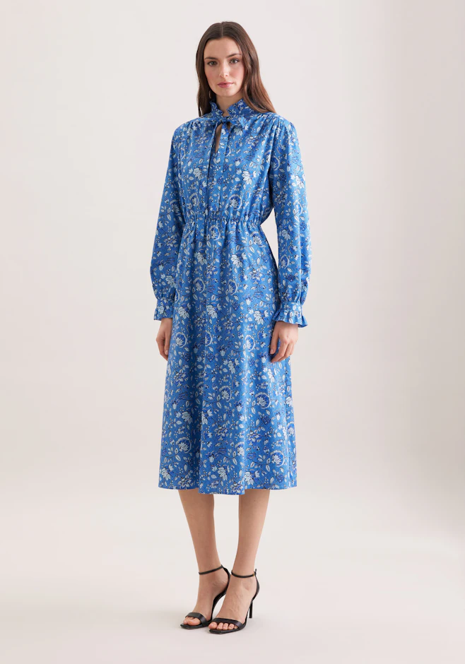 Satiniertes Kleid mit Rüschendetails und Bindeband in Mittelblau | Seidensticker Onlineshop