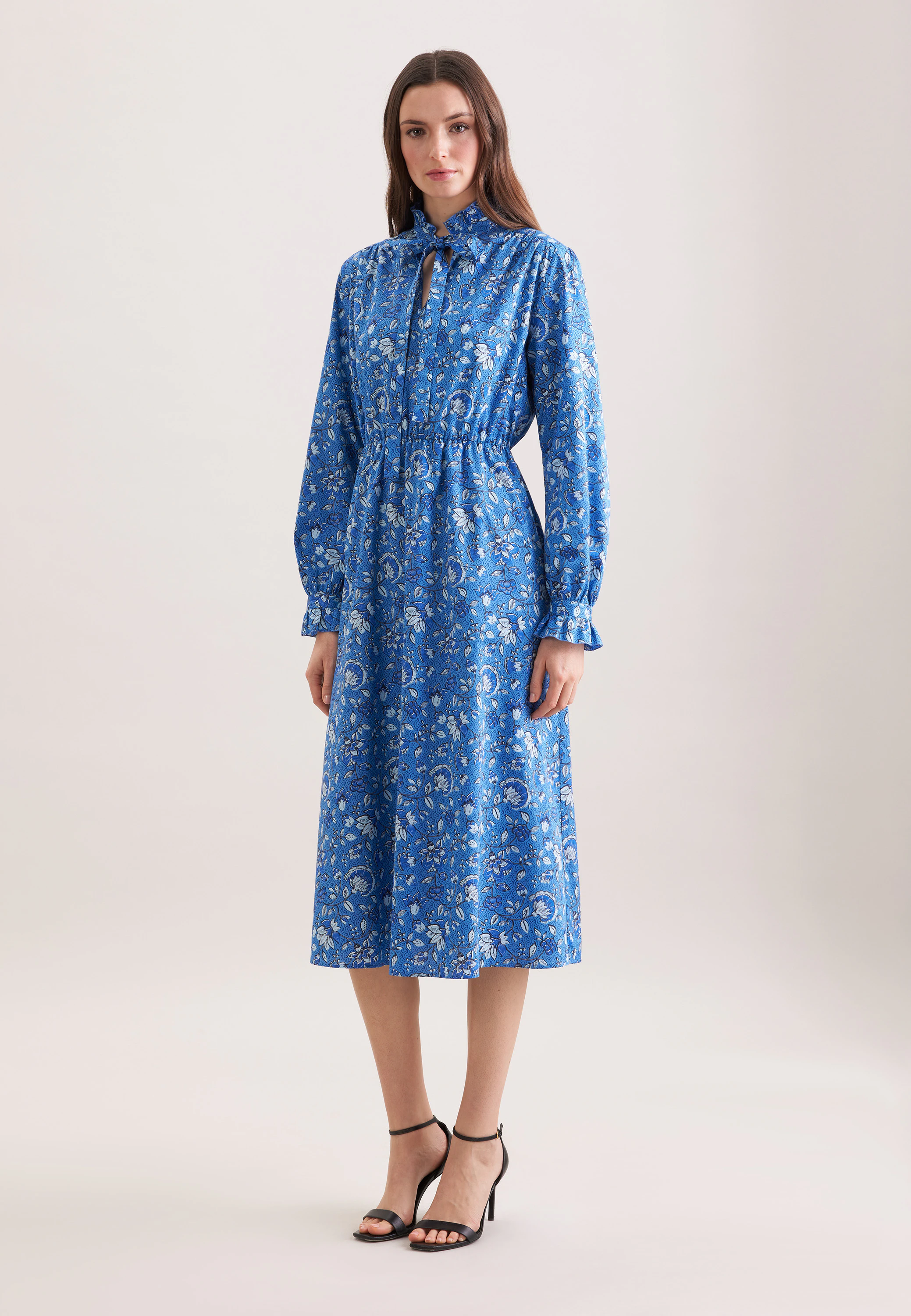 Satiniertes Kleid mit Rüschendetails und Bindeband Blau 44
