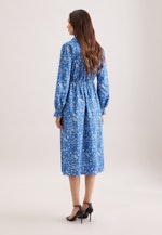 Satiniertes Kleid mit Rüschendetails und Bindeband in Mittelblau |  Seidensticker Onlineshop