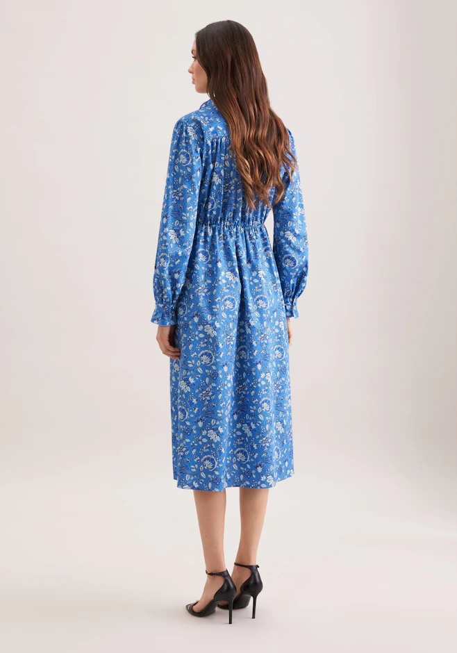 Satiniertes Kleid mit Rüschendetails und Bindeband in Mittelblau | Seidensticker Onlineshop