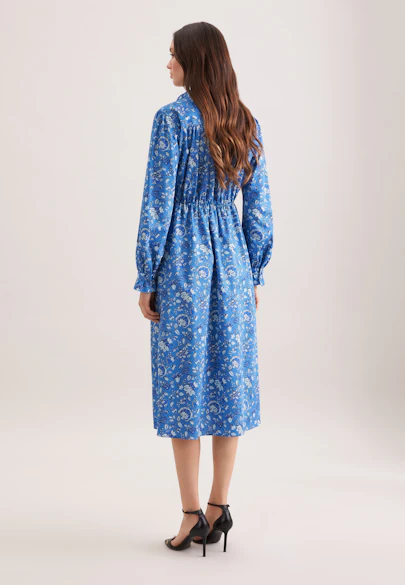 Satiniertes Kleid mit Rüschendetails und Bindeband in Mittelblau |  Seidensticker Onlineshop