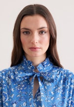 Satiniertes Kleid mit Rüschendetails und Bindeband in Mittelblau |  Seidensticker Onlineshop