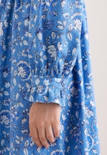 Satiniertes Kleid mit Rüschendetails und Bindeband in Mittelblau |  Seidensticker Onlineshop