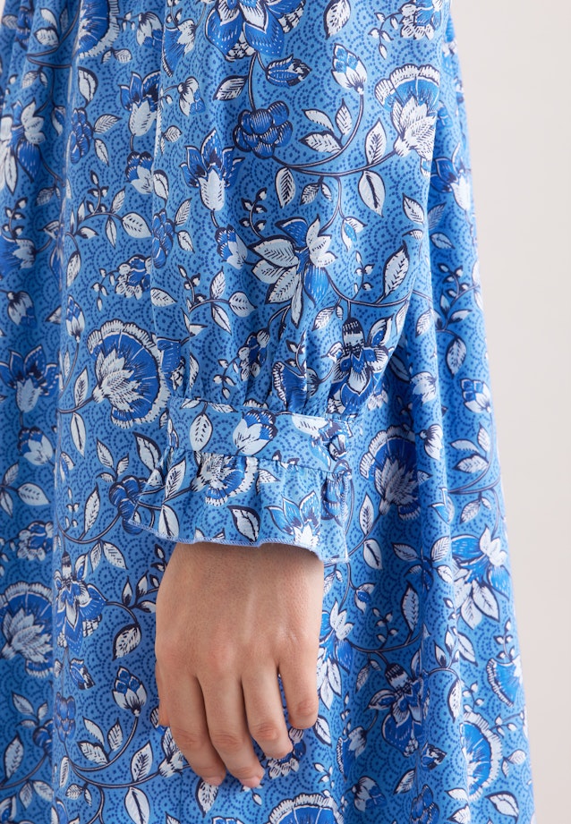 Satiniertes Kleid mit Rüschendetails und Bindeband in Bleu Moyen |  Seidensticker Onlineshop