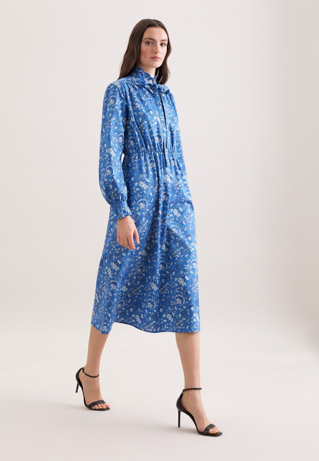 Satiniertes Kleid mit Rüschendetails und Bindeband in Mittelblau |  Seidensticker Onlineshop