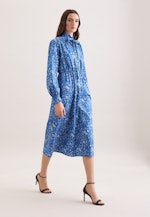 Satiniertes Kleid mit Rüschendetails und Bindeband in Bleu Moyen |  Seidensticker Onlineshop