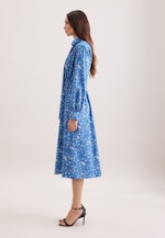 Satiniertes Kleid mit Rüschendetails und Bindeband in Mittelblau |  Seidensticker Onlineshop