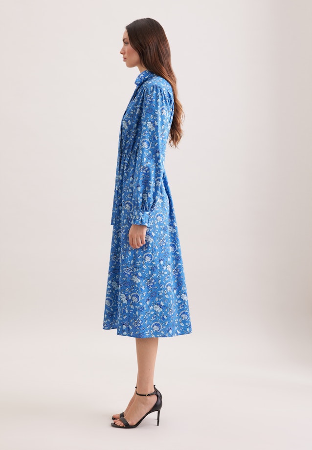 Satiniertes Kleid mit Rüschendetails und Bindeband in Bleu Moyen |  Seidensticker Onlineshop