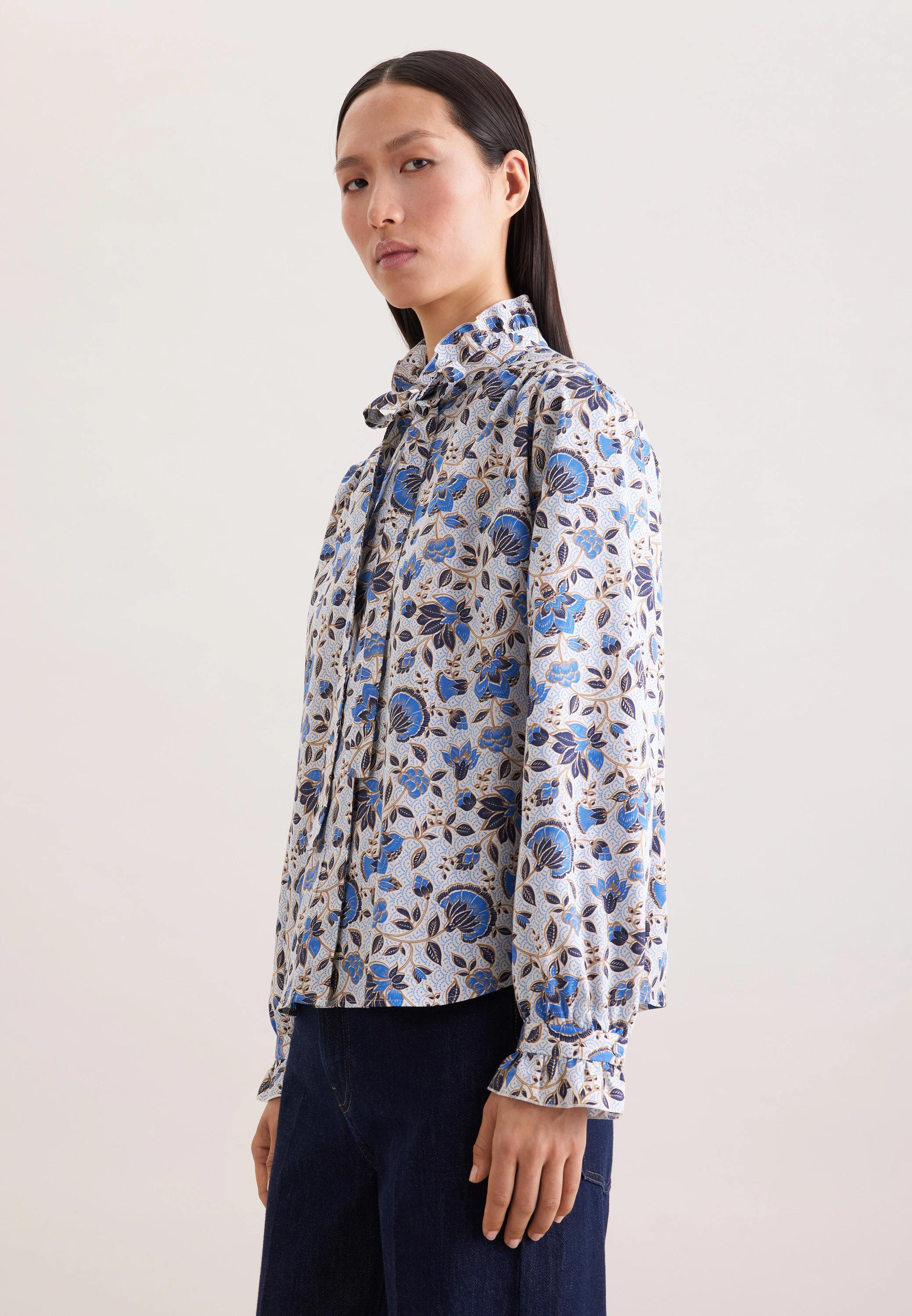Satinierte Bluse mit Rüschendetails und Bindeband Weiß 46