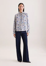 Satinierte Bluse mit Rüschendetails und Bindeband in Weiß |  Seidensticker Onlineshop