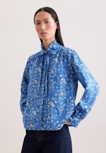 Satinierte Bluse mit Rüschendetails und Bindeband in Mittelblau |  Seidensticker Onlineshop