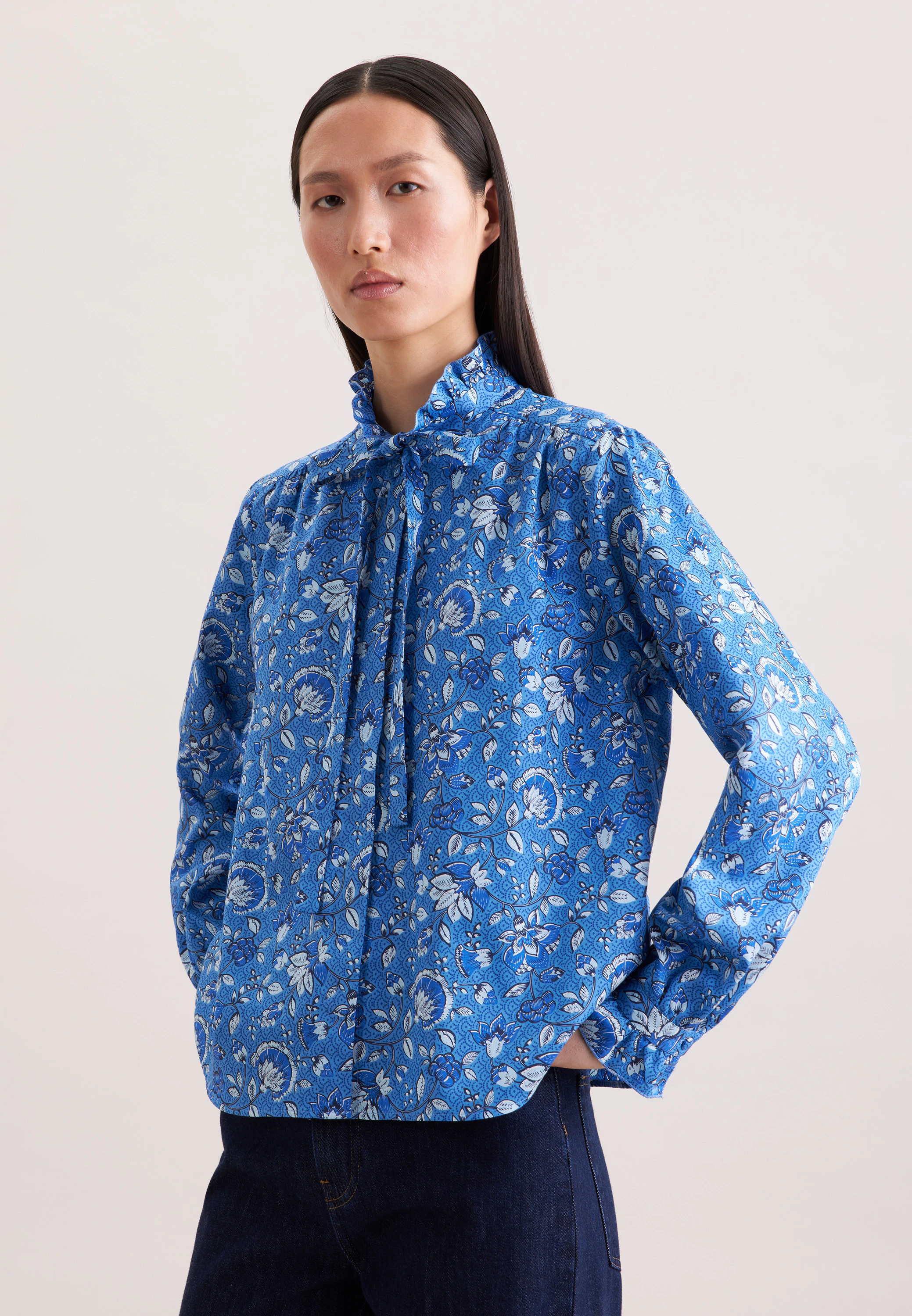 Satinierte Bluse mit Rüschendetails und Bindeband Blau