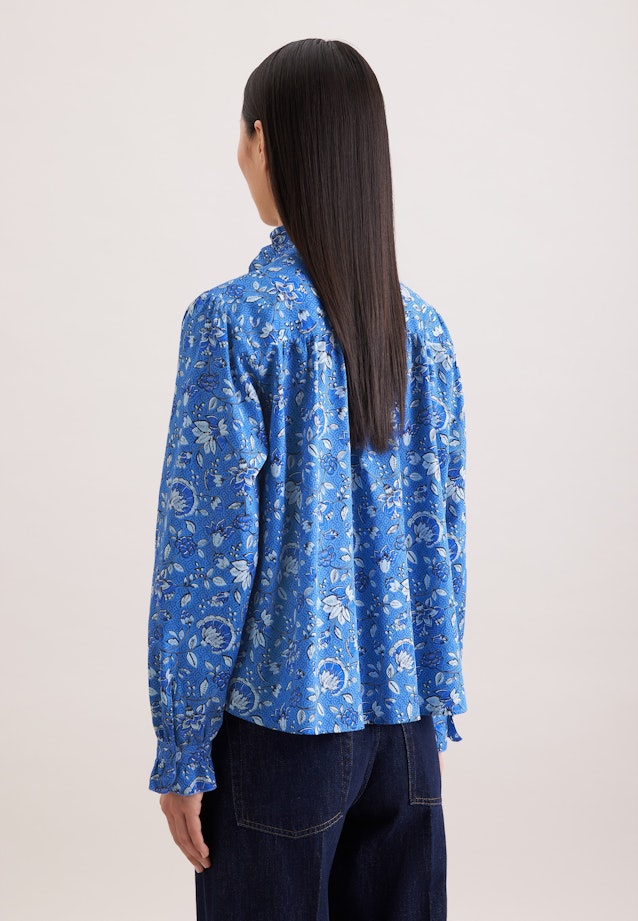 Satinierte Bluse mit Rüschendetails und Bindeband in Mittelblau |  Seidensticker Onlineshop