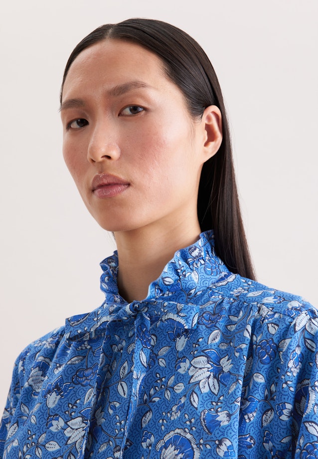 Satinierte Bluse mit Rüschendetails und Bindeband in Mittelblau |  Seidensticker Onlineshop