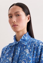 Satinierte Bluse mit Rüschendetails und Bindeband in Mittelblau |  Seidensticker Onlineshop