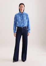 Satinierte Bluse mit Rüschendetails und Bindeband in Mittelblau |  Seidensticker Onlineshop