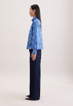 Satinierte Bluse mit Rüschendetails und Bindeband in Mittelblau |  Seidensticker Onlineshop