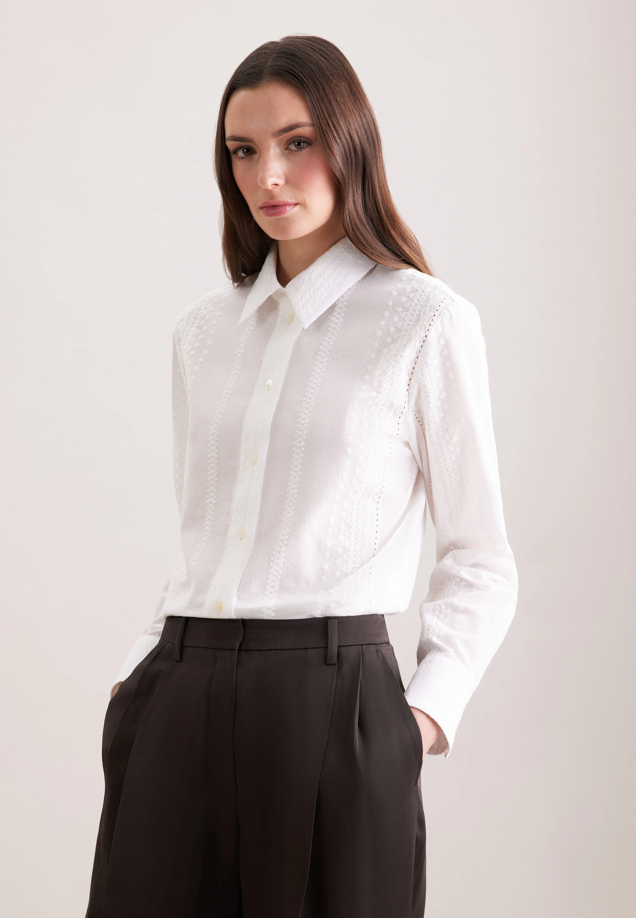 Stickerei Hemdbluse mit tiefer Passe Weiß