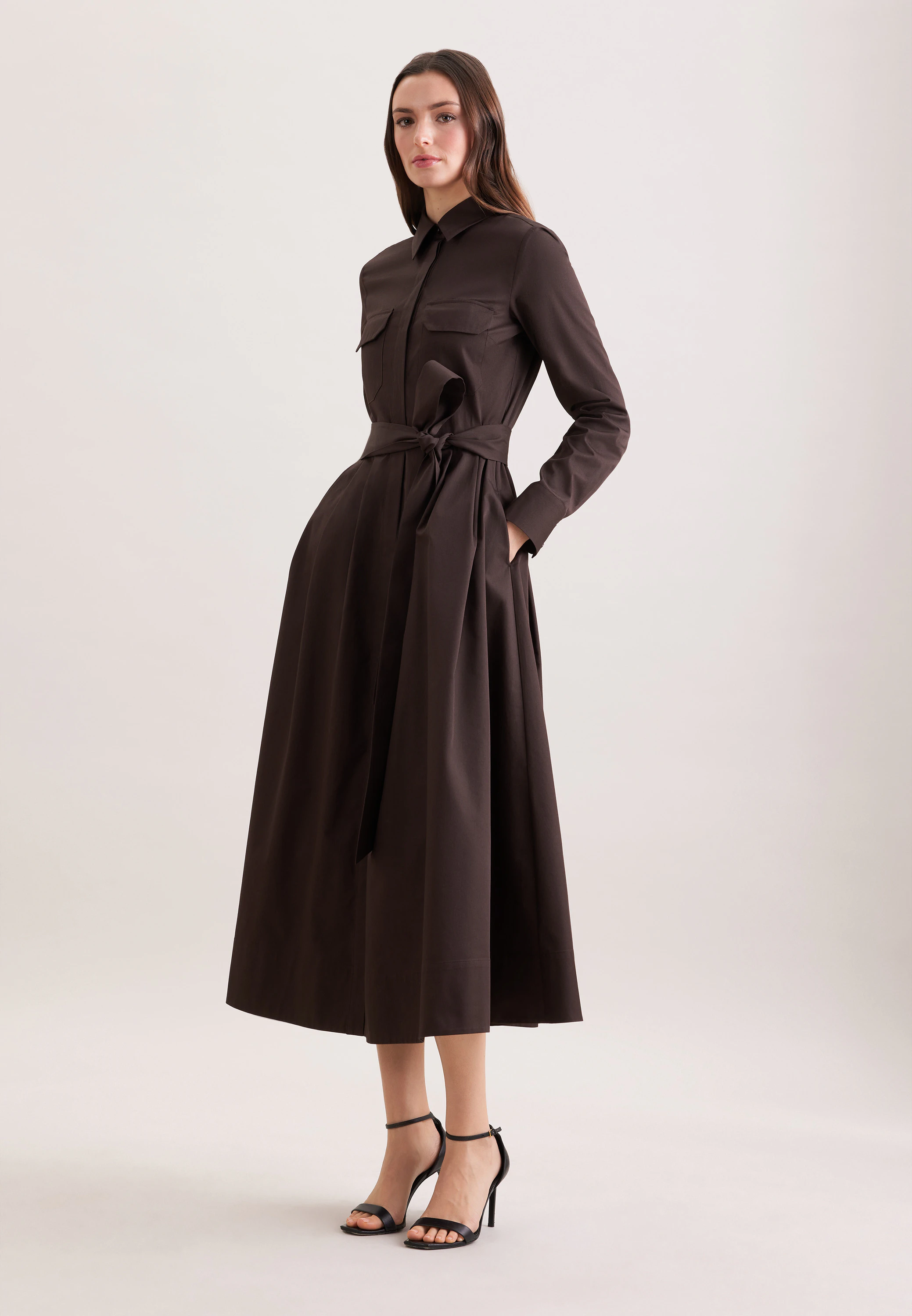 Weit schwingendes Hemdblusenkleid aus Baumwoll Twill, slim Braun 34