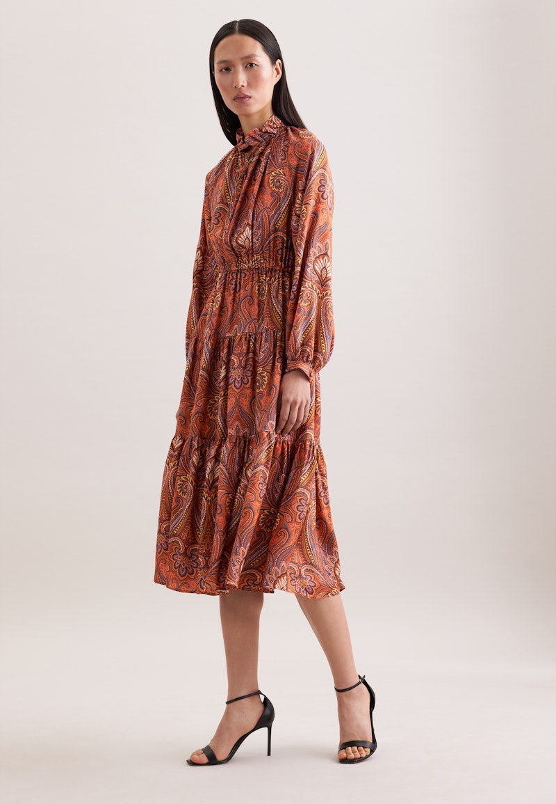 Satiniertes Rüschenkleid mit Stufen