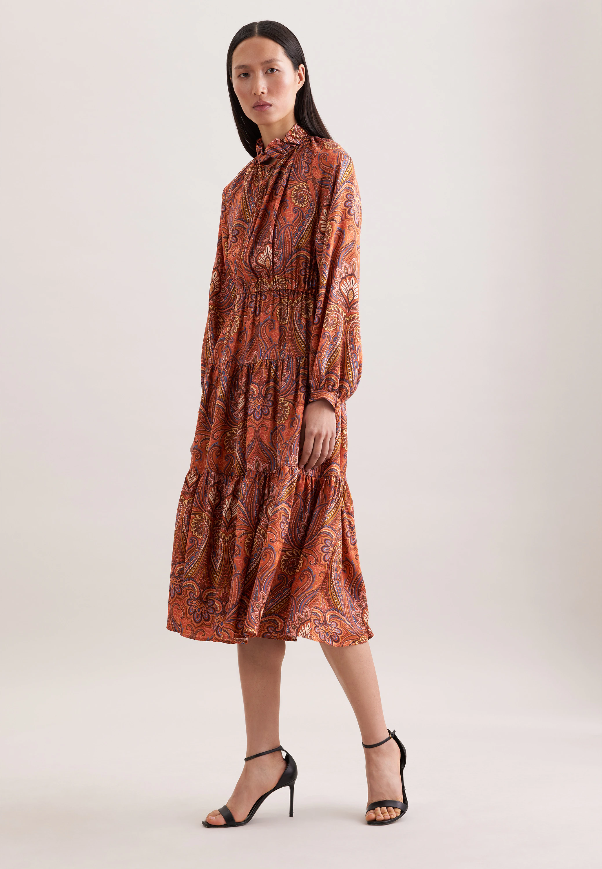 Satiniertes Rüschenkleid mit Stufen Orange