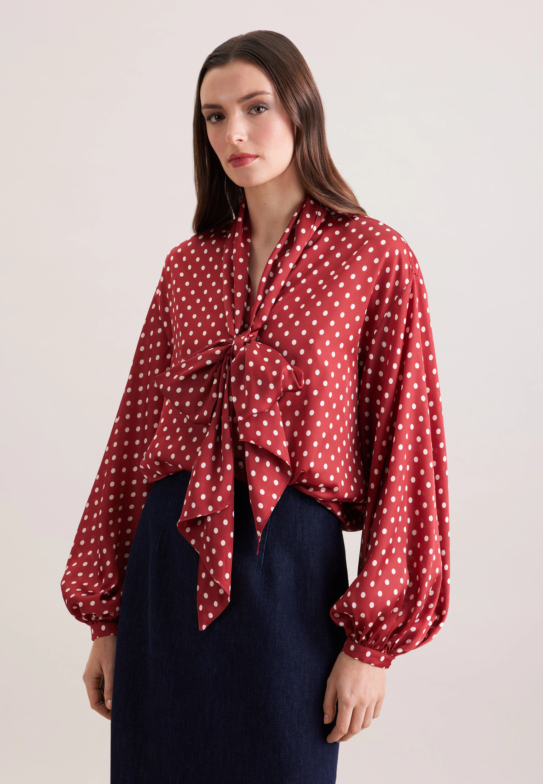 Schluppenbluse mit Tupfenprint Rot