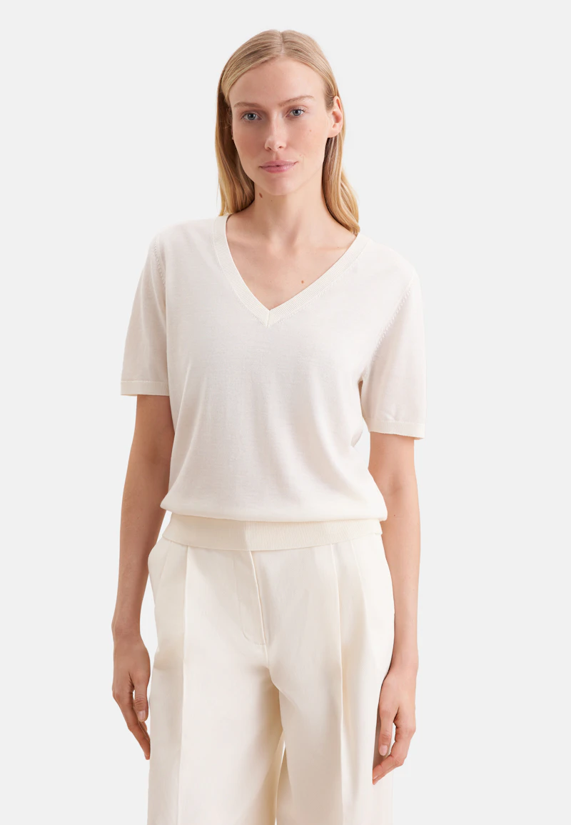 V-neck fine knit sweater made of wool and silk