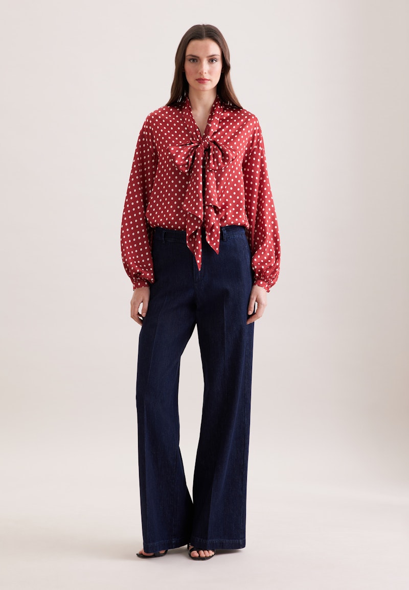 Gerade Hose mit Bügelfalten aus Dark Denim