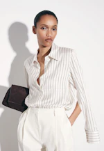 Satinierte Hemdbluse mit hohen Ärmelschlitzen in Weiß |  Seidensticker Onlineshop