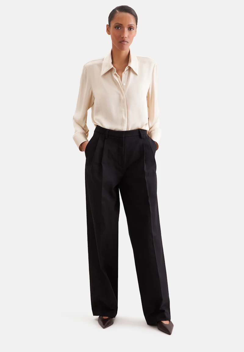Pleated trousers in cotton twill