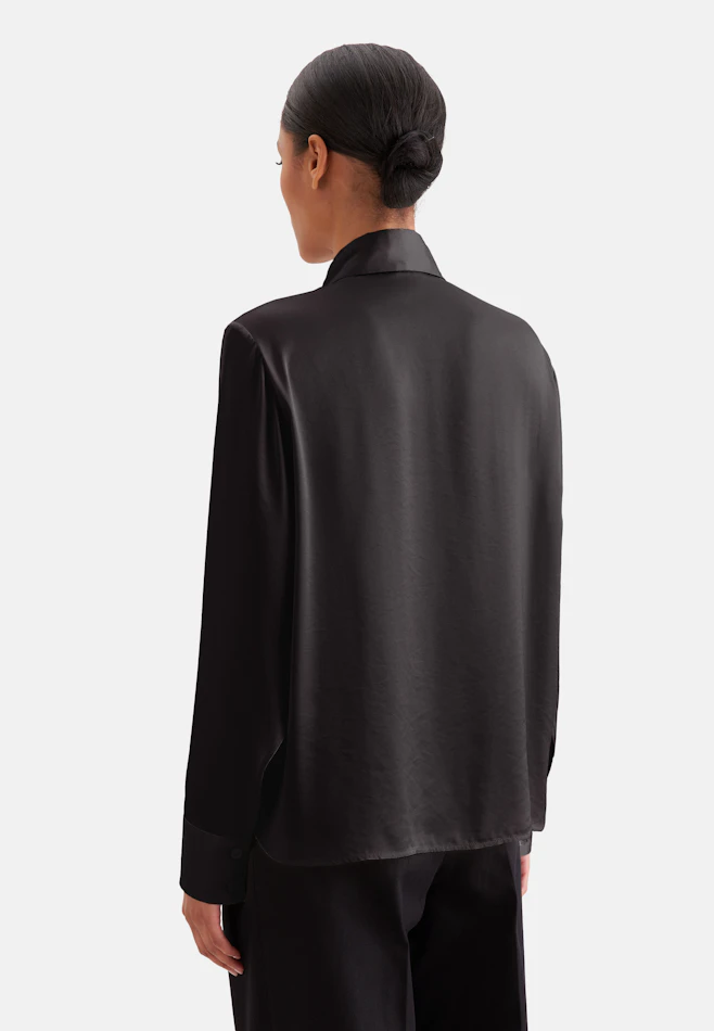 Hemdbluse mit hohen Ärmelschlitzen aus Satin in Schwarz | Seidensticker Onlineshop