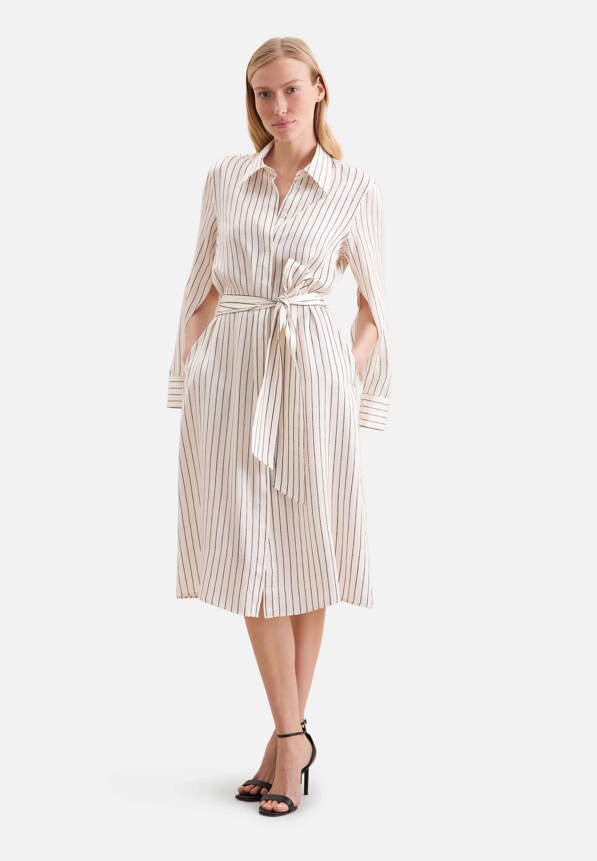 Satiniertes Hemdblusenkleid mit hohen Ärmelschlitzen Weiß