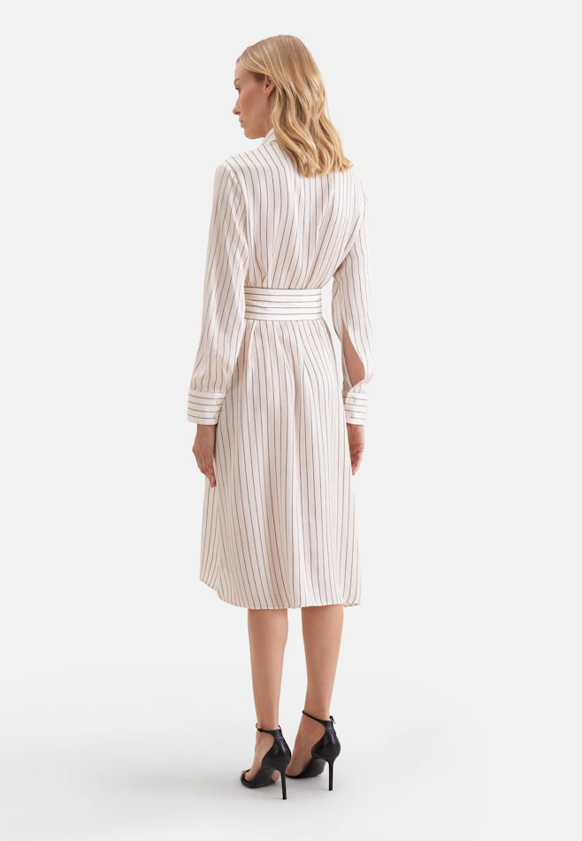 Satiniertes Hemdblusenkleid mit hohen Ärmelschlitzen in Weiß | Seidensticker Onlineshop