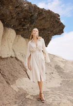 Satiniertes Hemdblusenkleid mit hohen Ärmelschlitzen in Weiß |  Seidensticker Onlineshop