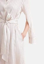 Satiniertes Hemdblusenkleid mit hohen Ärmelschlitzen in Weiß |  Seidensticker Onlineshop