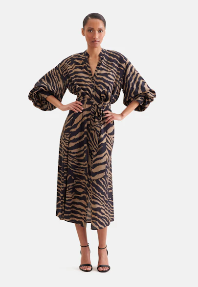 Stand-up collar dress with waist belt and high cuffs in Braun |  Seidensticker Onlineshop