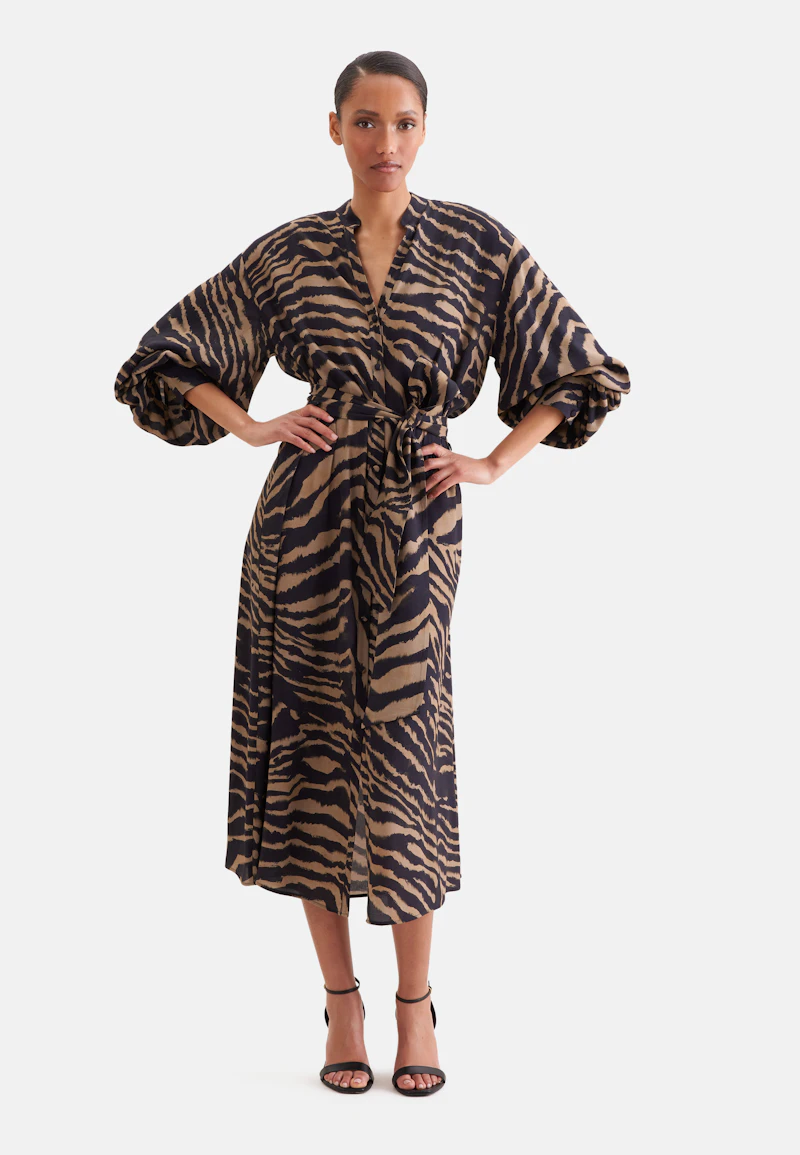Stehkragenkleid mit Taillengürtel und hohen Manschetten