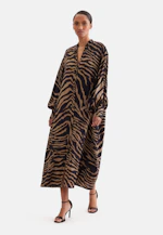 Stehkragenkleid mit Taillengürtel und hohen Manschetten in Braun |  Seidensticker Onlineshop