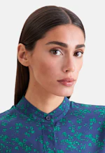 Satin stand-up collar blouse in A-line in Dunkelblau |  Seidensticker Onlineshop