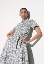 Hemdblusenkleid mit schwingendem Rock aus Baumwollsatin, slim in Weiß |  Seidensticker Onlineshop