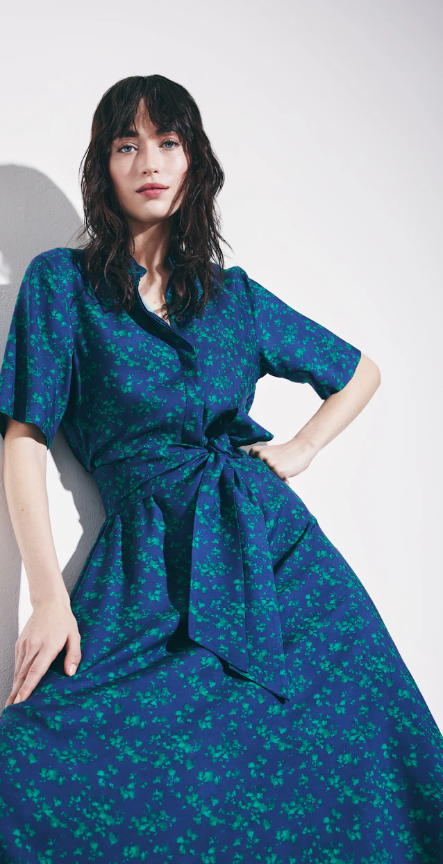Satiniertes Stehkragenkleid mit Bindegürtel in Dunkelblau |  Seidensticker Onlineshop