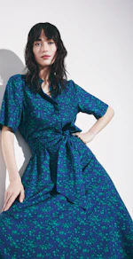 Satiniertes Stehkragenkleid mit Bindegürtel in Dunkelblau |  Seidensticker Onlineshop