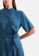 Satiniertes Stehkragenkleid mit Bindegürtel in Dunkelblau |  Seidensticker Onlineshop