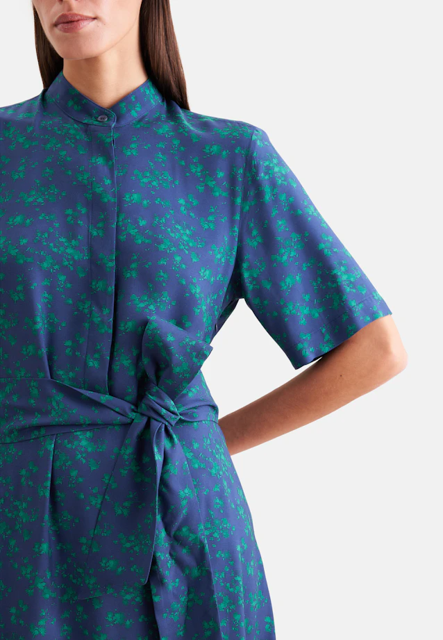 Satin stand-up collar dress with tie belt in Dunkelblau |  Seidensticker Onlineshop