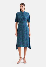 Satiniertes Stehkragenkleid mit Bindegürtel in Dunkelblau |  Seidensticker Onlineshop