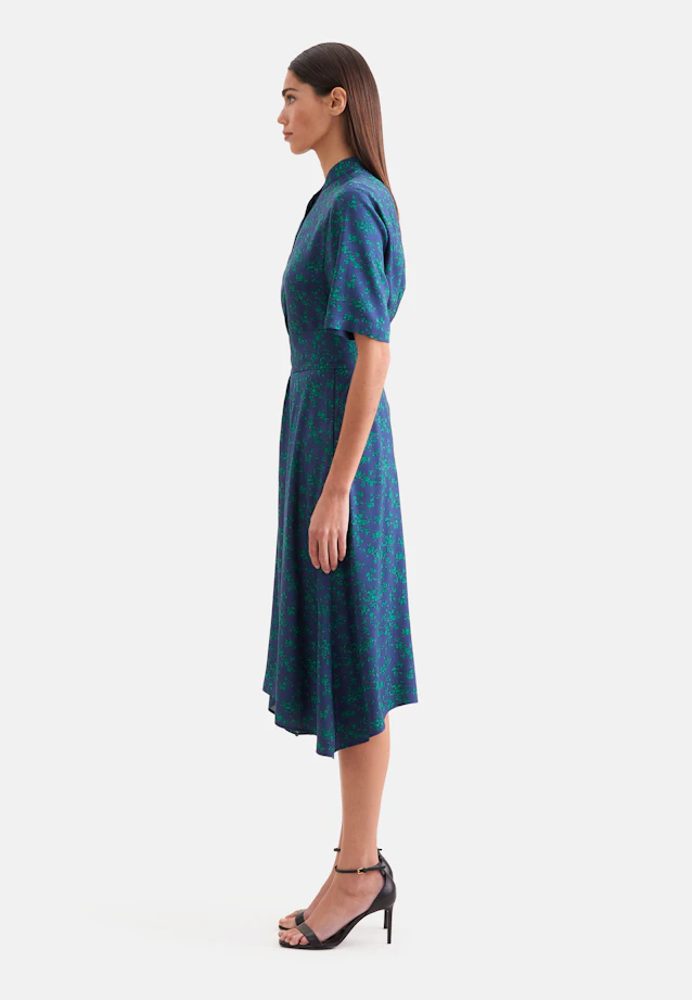Satiniertes Stehkragenkleid mit Bindegürtel in Dunkelblau |  Seidensticker Onlineshop
